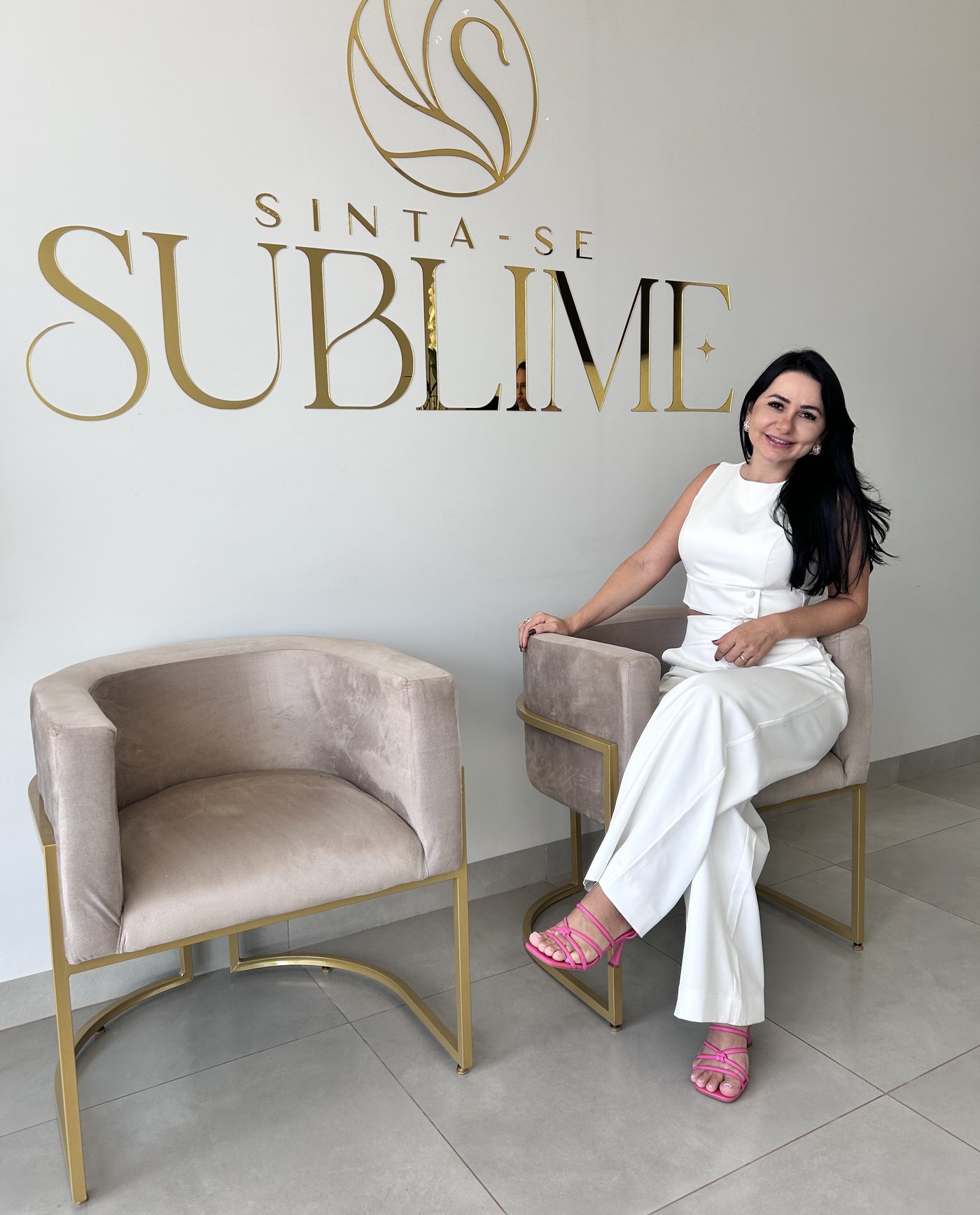 Dra. Keila Rovani na recepção da Clínica Sublime, em Sinop-MT
